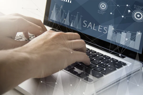 Man använder laptop med försäljning på skärmen — Stockfoto