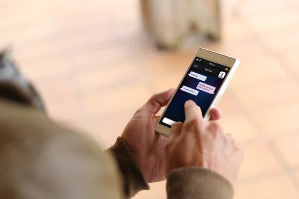 Man showing instant messaging app — Stock Photo, Image