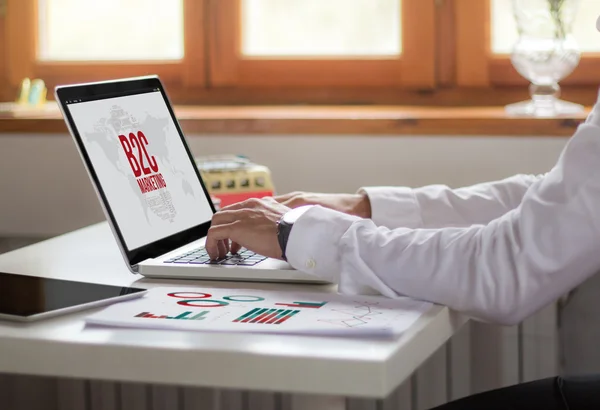 Zakenman werkt met laptop — Stockfoto