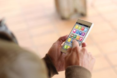 adam akıllı telefon ekran dokunaklı
