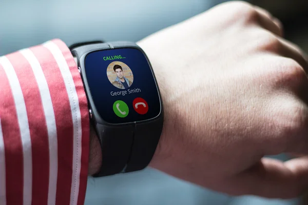 Hombre de negocios smartwatch con llamada telefónica — Foto de Stock