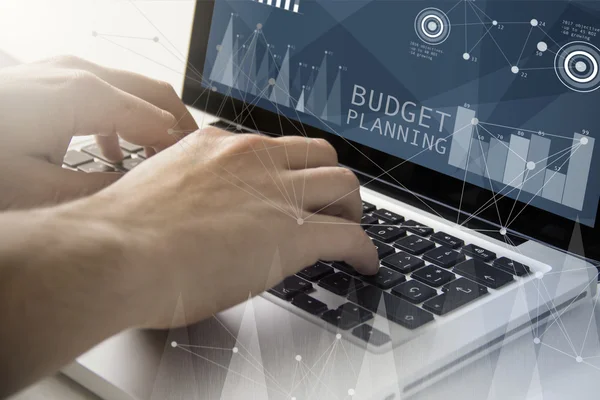 Man met laptop met de begrotingsplanning van de — Stockfoto