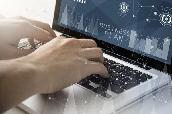 Mann benutzt Laptop mit Businessplan — Stockfoto