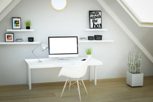 Estúdio com computador de tela em branco no loft — Fotografia de Stock