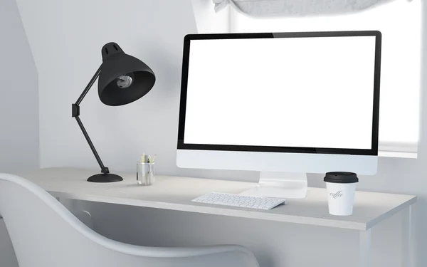 Lugar de trabajo de escritorio con ordenador pantalla en blanco — Foto de Stock