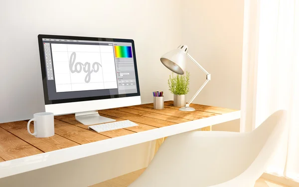 Lugar de trabajo minimalista con computadora de diseño gráfico — Foto de Stock