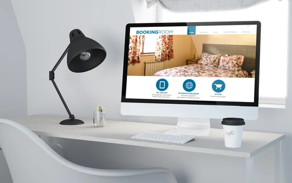Spazio di lavoro desktop con camera di prenotazione online — Foto Stock