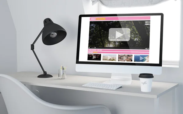 Ruang kerja desktop dengan streaming video — Stok Foto