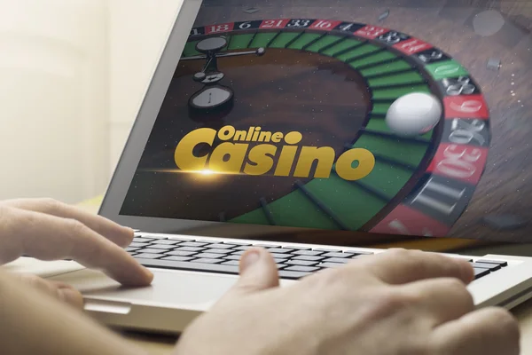 online casino ile dizüstü bilgisayar kullanan adam