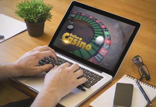 Homme utilisant un ordinateur portable avec casino en ligne — Photo