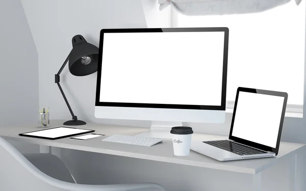 Sala de trabajo con dispositivos de pantalla en blanco — Foto de Stock