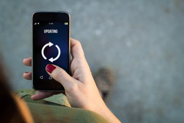 Yürüyüş ve smartphone güncelleştirme kadın 
