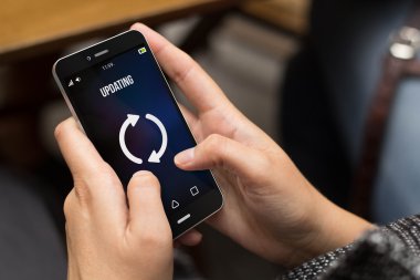 Kız cep telefonu güncelleştiriliyor
