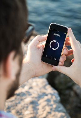 Smartphone güncelleştirme gözlüklü adam