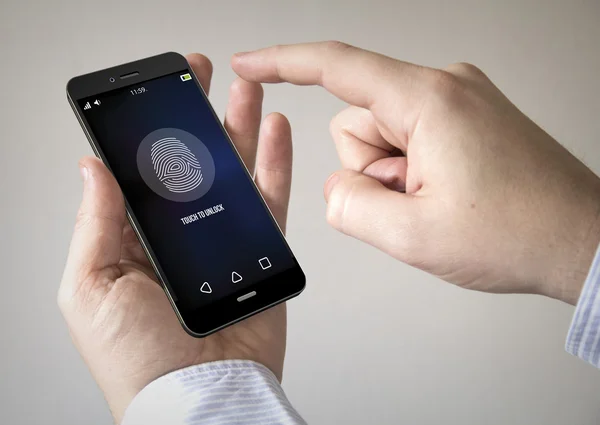 Смартфон с отпечатками пальцев на экране — стоковое фото