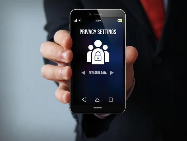 ビジネスマンのプライバシー設定で携帯電話に触れる — ストック写真