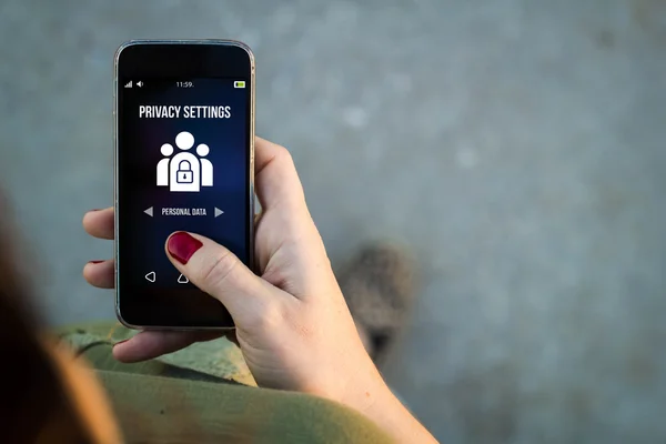 Vrouw lopen met smartphone privacy-instellingen — Stockfoto
