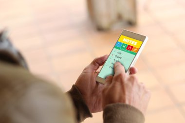 alışveriş listesi denetimi smartphone ile el 