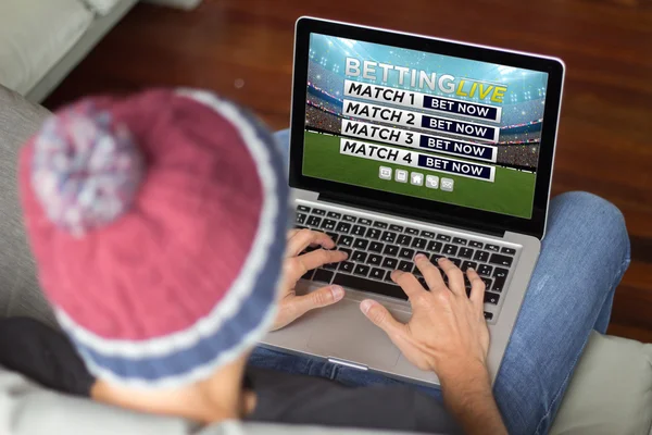 Man betting online with laptop — Stock Photo, Image