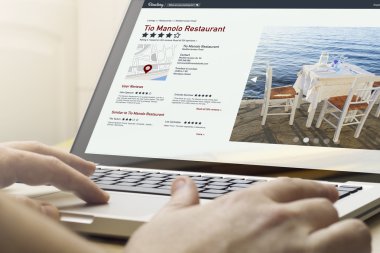dizüstü bilgisayar ile online dizin kullanan adam