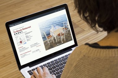 bilgisayar çevrimiçi dizin kullanan kadın