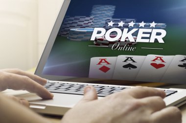 online poker ile dizüstü bilgisayar kullanan adam