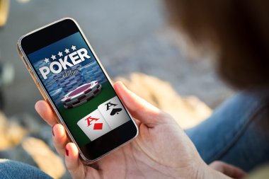 cep telefonunda poker oynamaya kadın