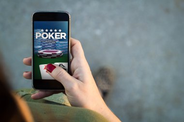 Online poker ile telefon kullanan kadın