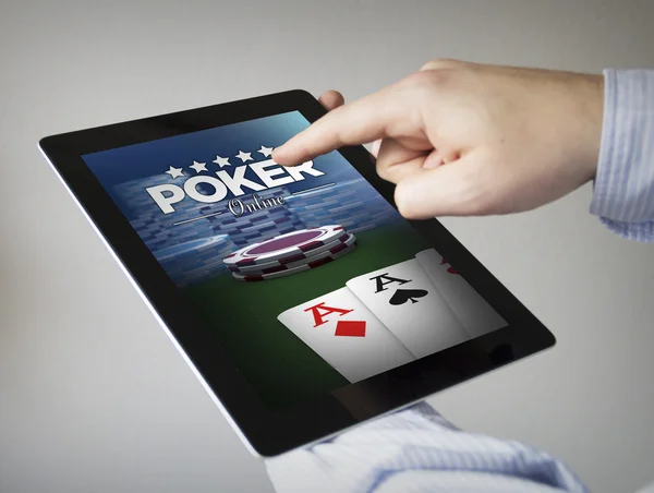 Handen met touchscreen tablet met pokerspel — Stockfoto