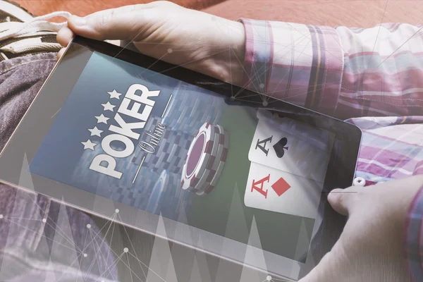 Uomo in possesso di tablet mostrando poker online — Foto Stock