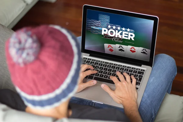 Man online te pokeren met laptop — Stockfoto