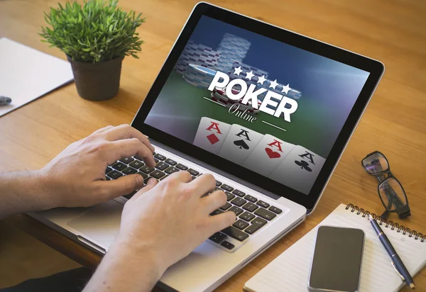 Hombre jugando poker en el ordenador portátil —  Fotos de Stock