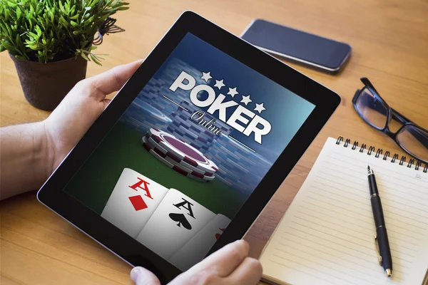 Man bedrijf online poker apparaat — Stockfoto