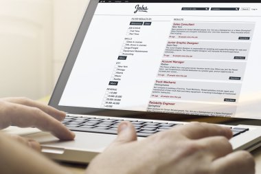 iş arama ile dizüstü bilgisayar kullanan adam