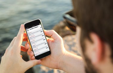Adam telefonu kullanarak ve iş arıyor