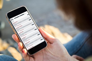 kadın cep telefonu ile iş arıyor