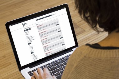 online pazarlama ile dizüstü bilgisayar kullanan kadın