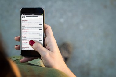 kadın kullanarak telefon iş aramaya