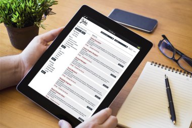 Tablet iş arayan adam elinde