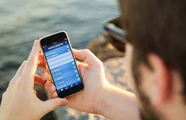 Kullanarak adam banka online kontrol etmek telefon