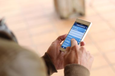 adam akıllı telefon ekran dokunaklı