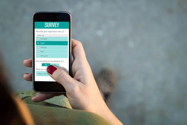 Femme remplissant le formulaire de sondage en ligne avec smartphone — Photo