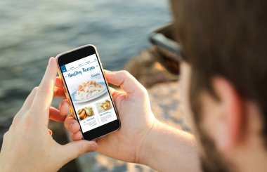 Smartphone-e doğru sörf Tarifler blog kullanan adam