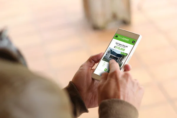 Férfi ingatlan smartphone app — Stock Fotó