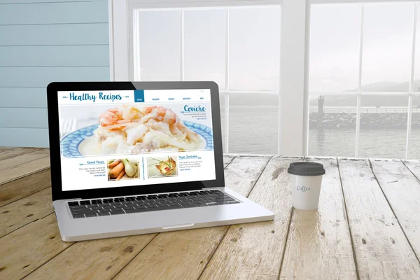 Ноутбук со здоровыми рецептами сайт на экране — стоковое фото