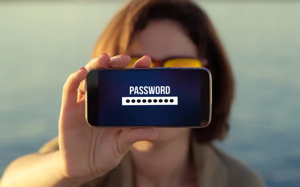 携帯電話の画面上の女性表示パスワード — ストック写真