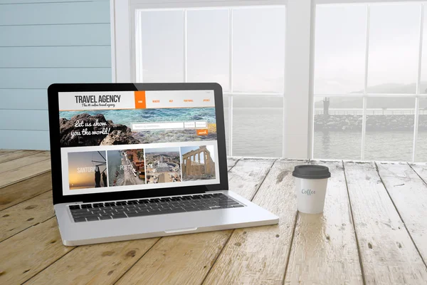 Laptop dengan situs agen perjalanan di layar — Stok Foto