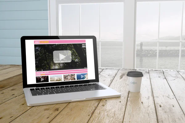 Ноутбук с потоковым видео на экране — стоковое фото