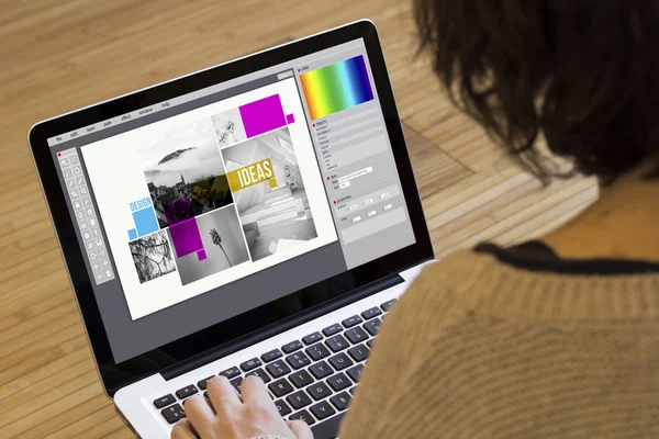 Kvinna med laptop med design layout — Stockfoto