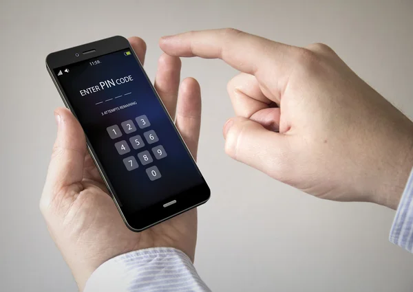 Hombre usando el teléfono con código pin — Foto de Stock